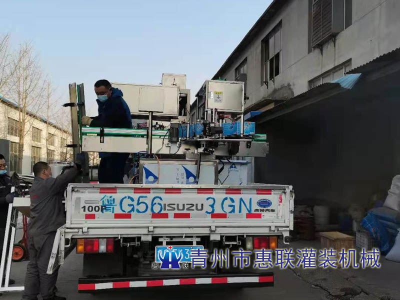 液體肥灌裝機生產(chǎn)線發(fā)往濰坊